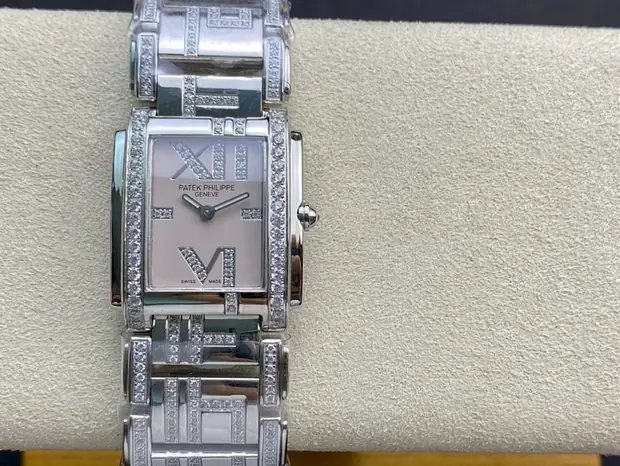 Patek Philippe Nautilus, 42 mm, silver sunray tone, reference JL-NAU-1609
